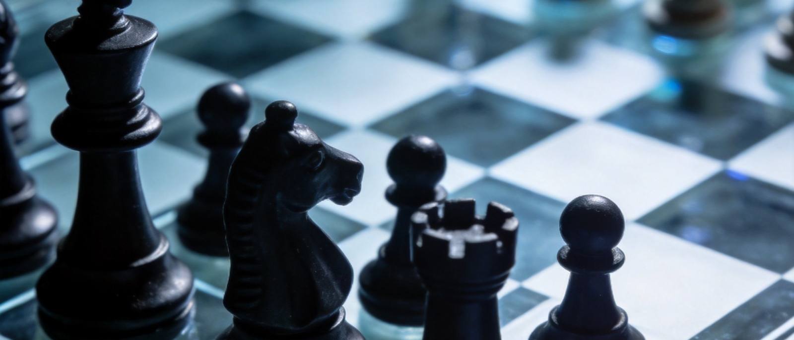 天天棋牌主视觉：牌桌与休闲场景